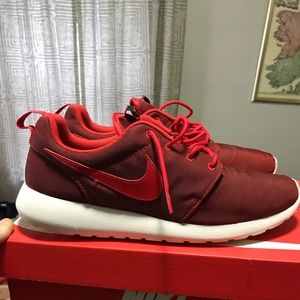 University red Nike roshe 1 premium